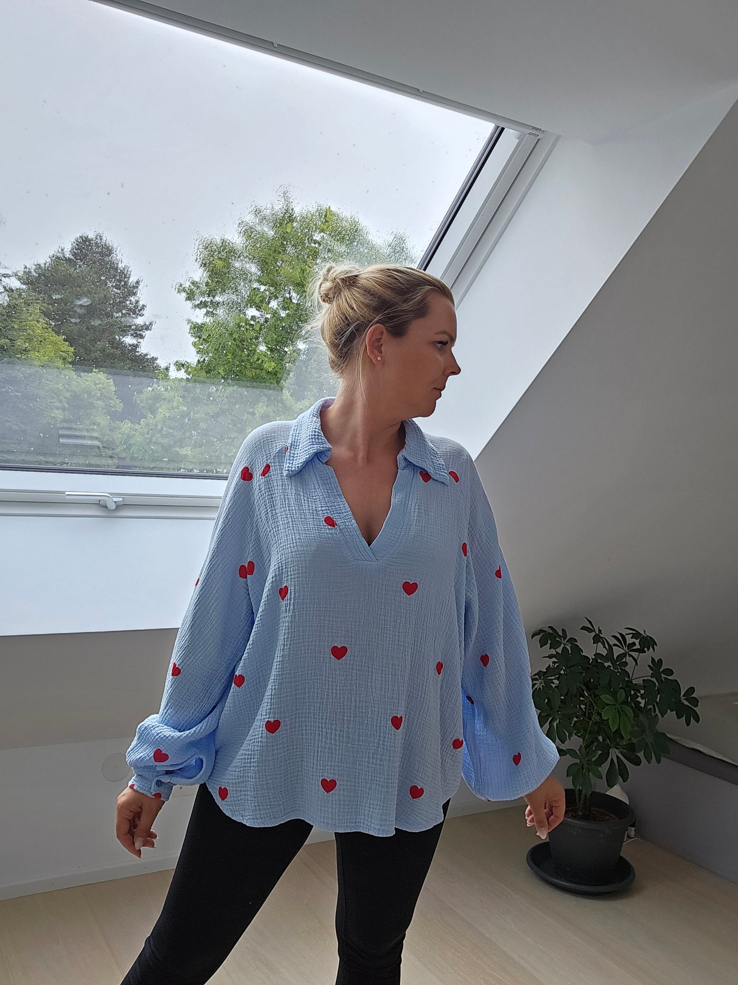Kurze Oversize Musselinbluse mit Großen Herzen/ Blau