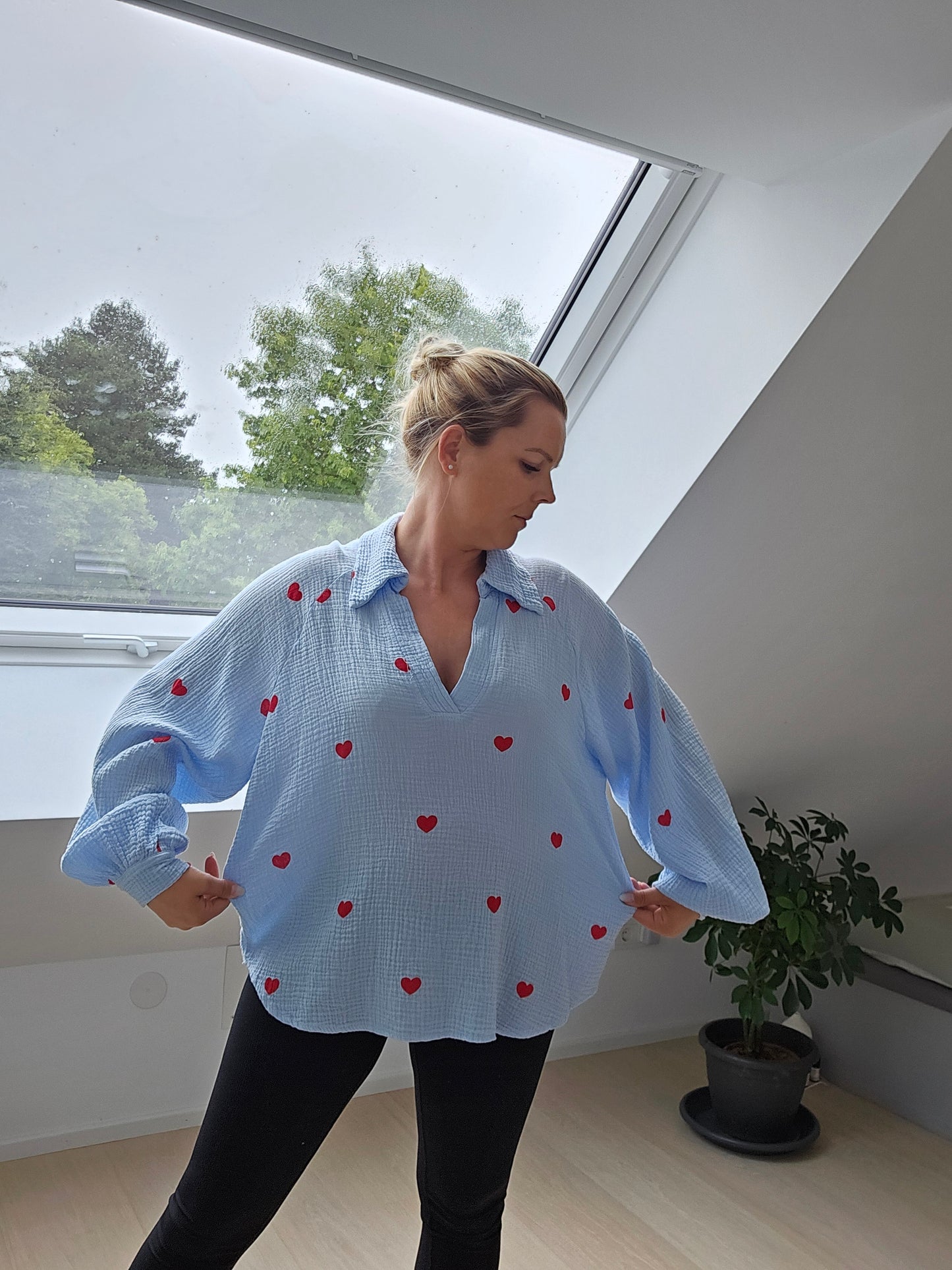 Kurze Oversize Musselinbluse mit Großen Herzen/ Blau