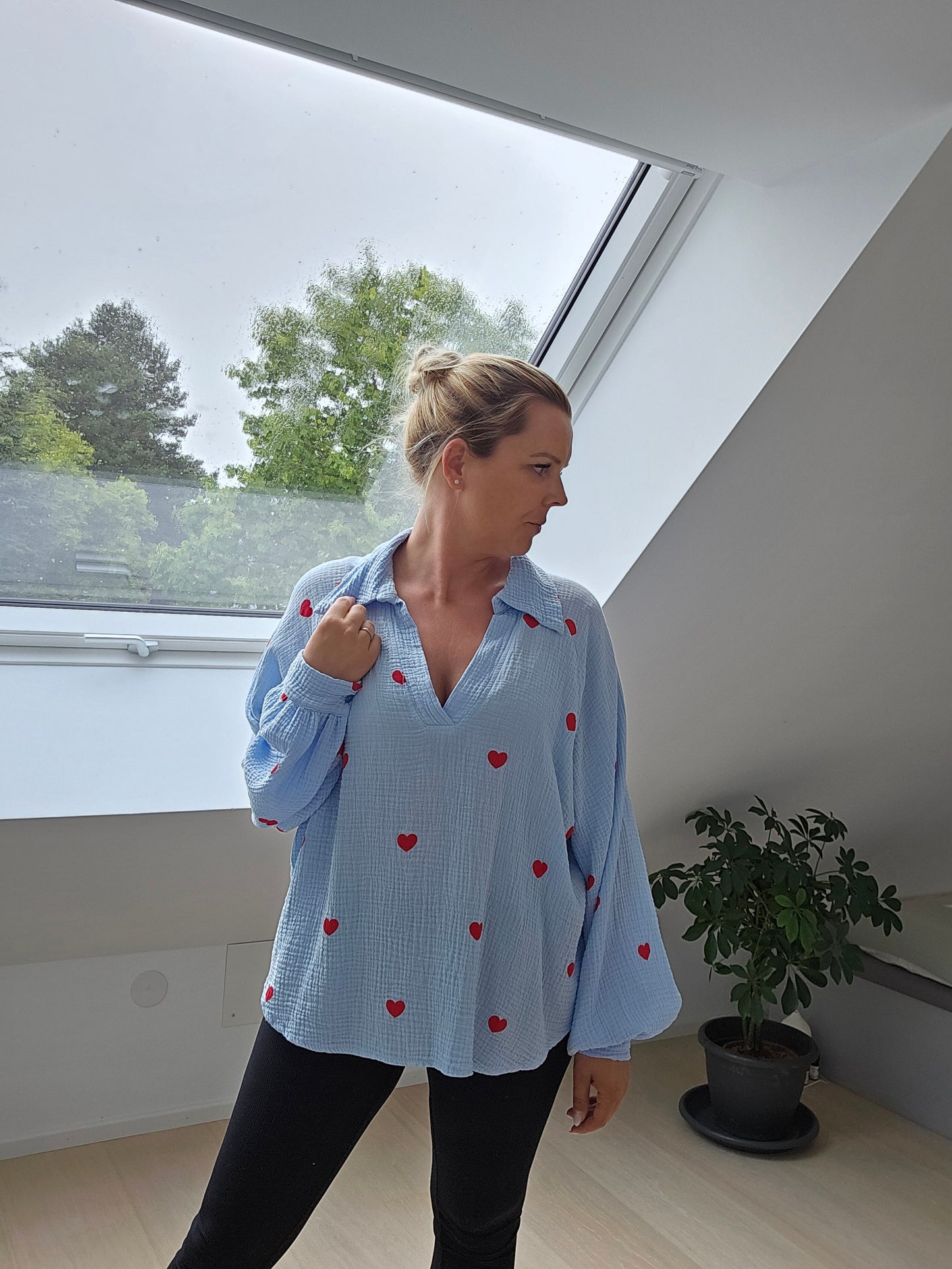 Kurze Oversize Musselinbluse mit Großen Herzen/ Blau