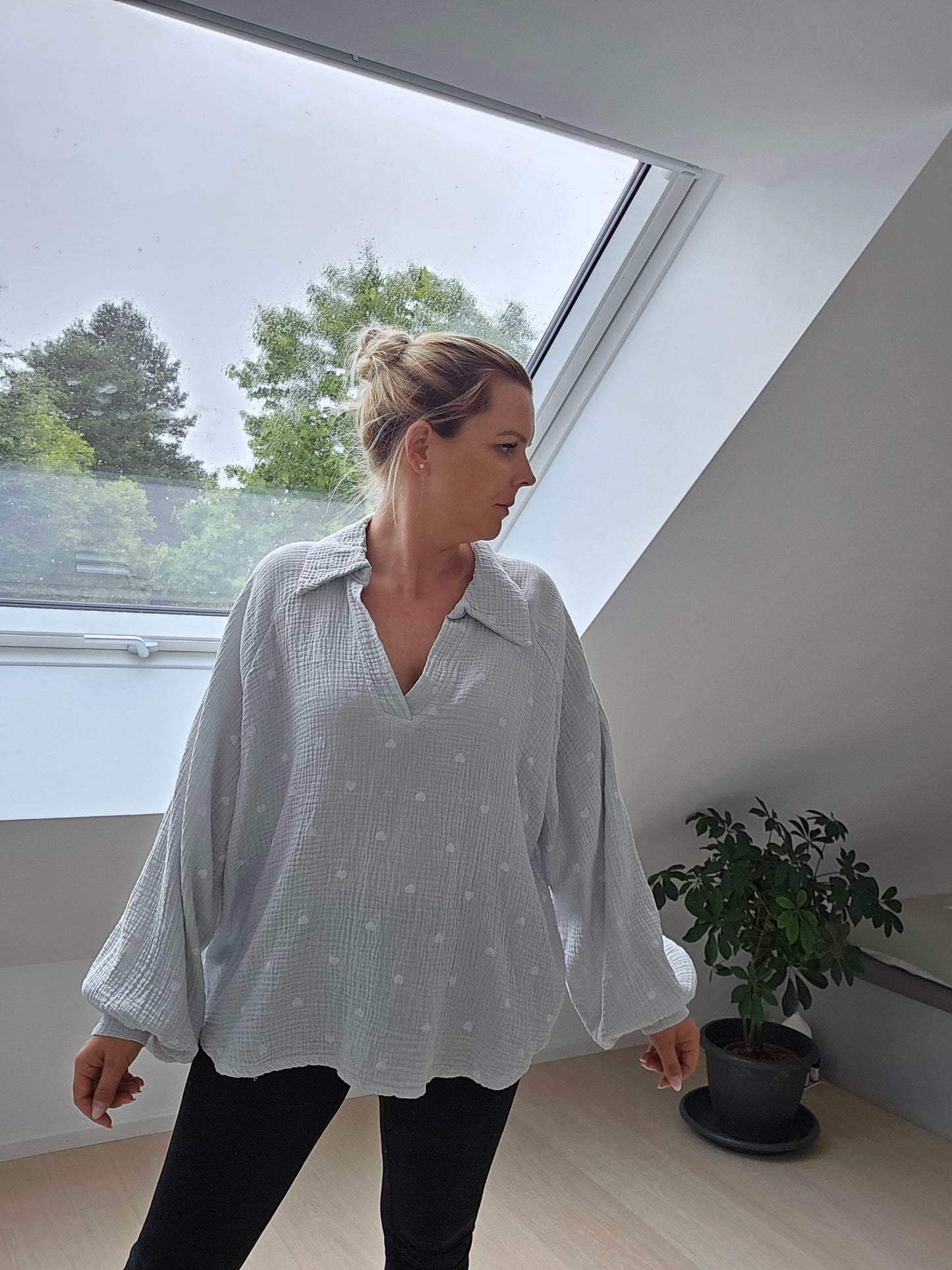 Kurze Oversize Musselin Bluse mit Herzen/ Grau