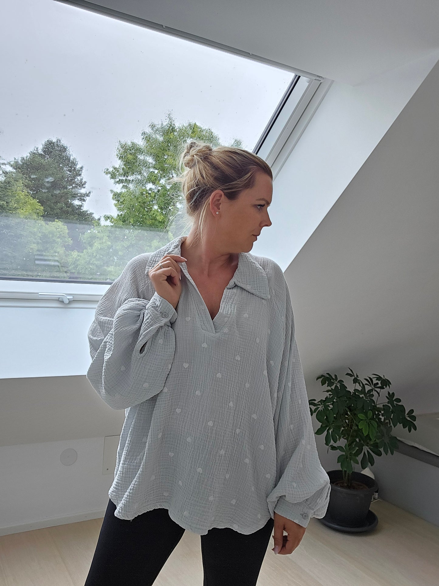 Kurze Oversize Musselin Bluse mit Herzen/ Grau