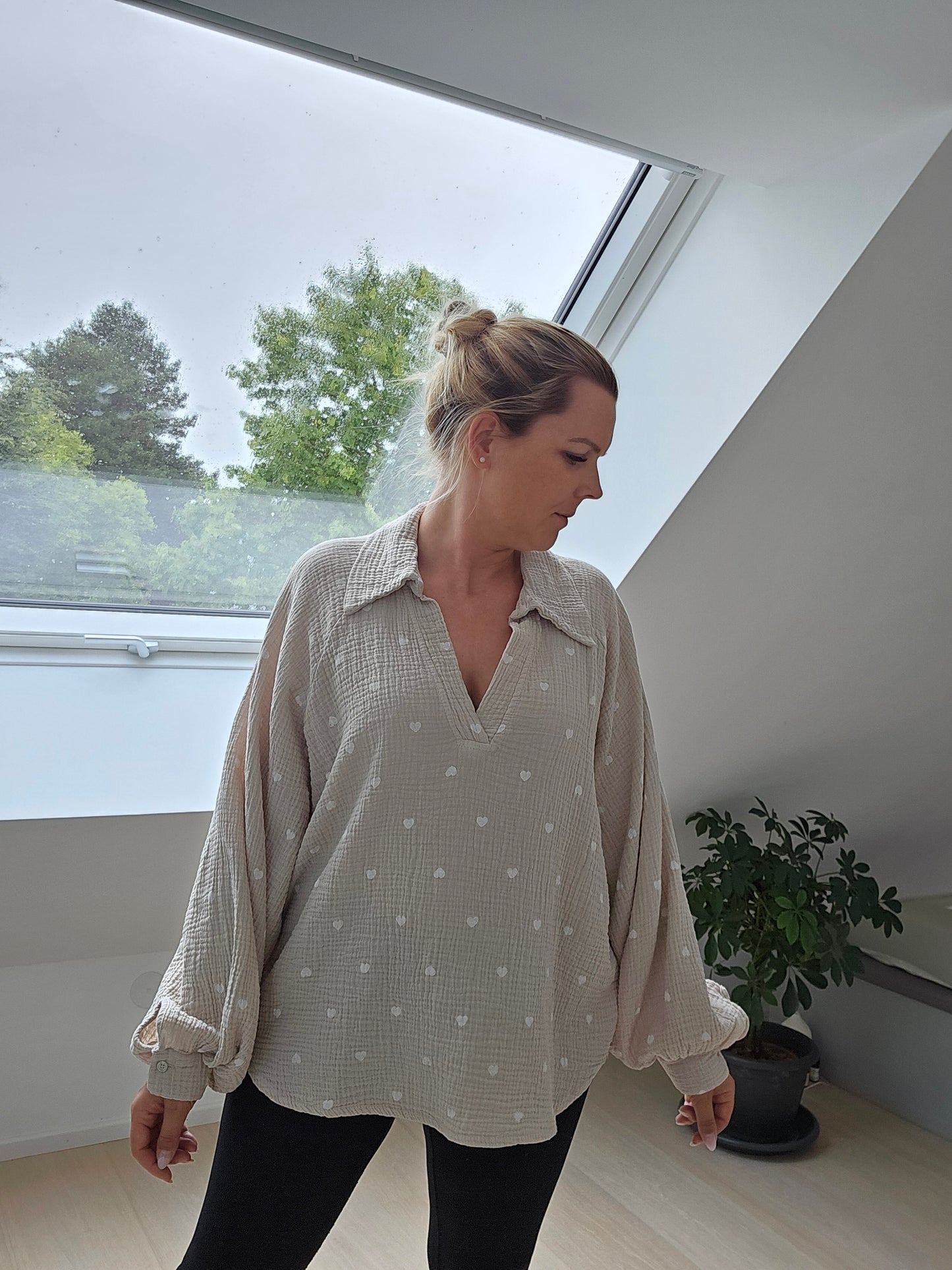 Kurze Oversize Musselin Bluse mit Herz / Beige