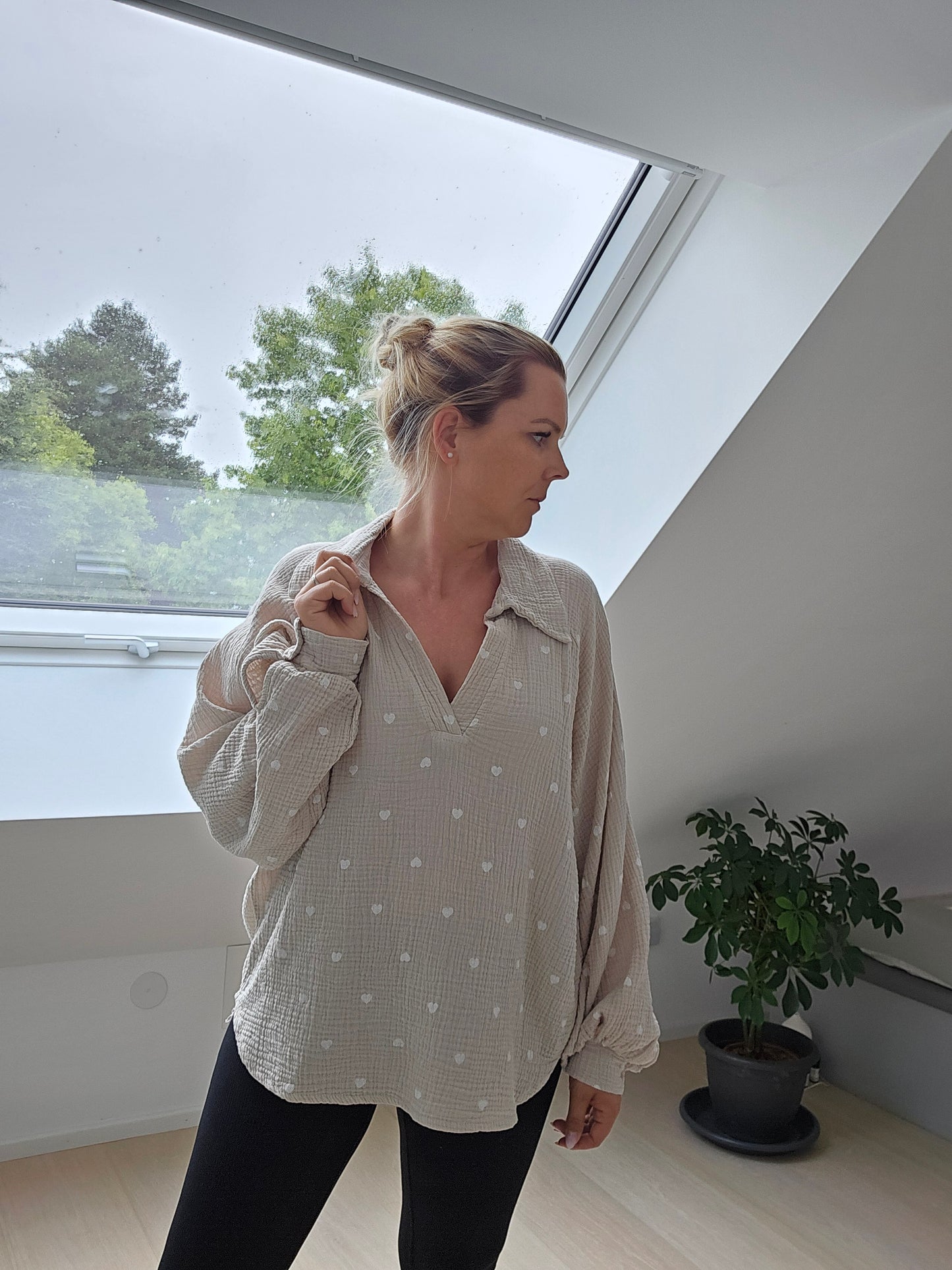 Kurze Oversize Musselin Bluse mit Herz / Beige