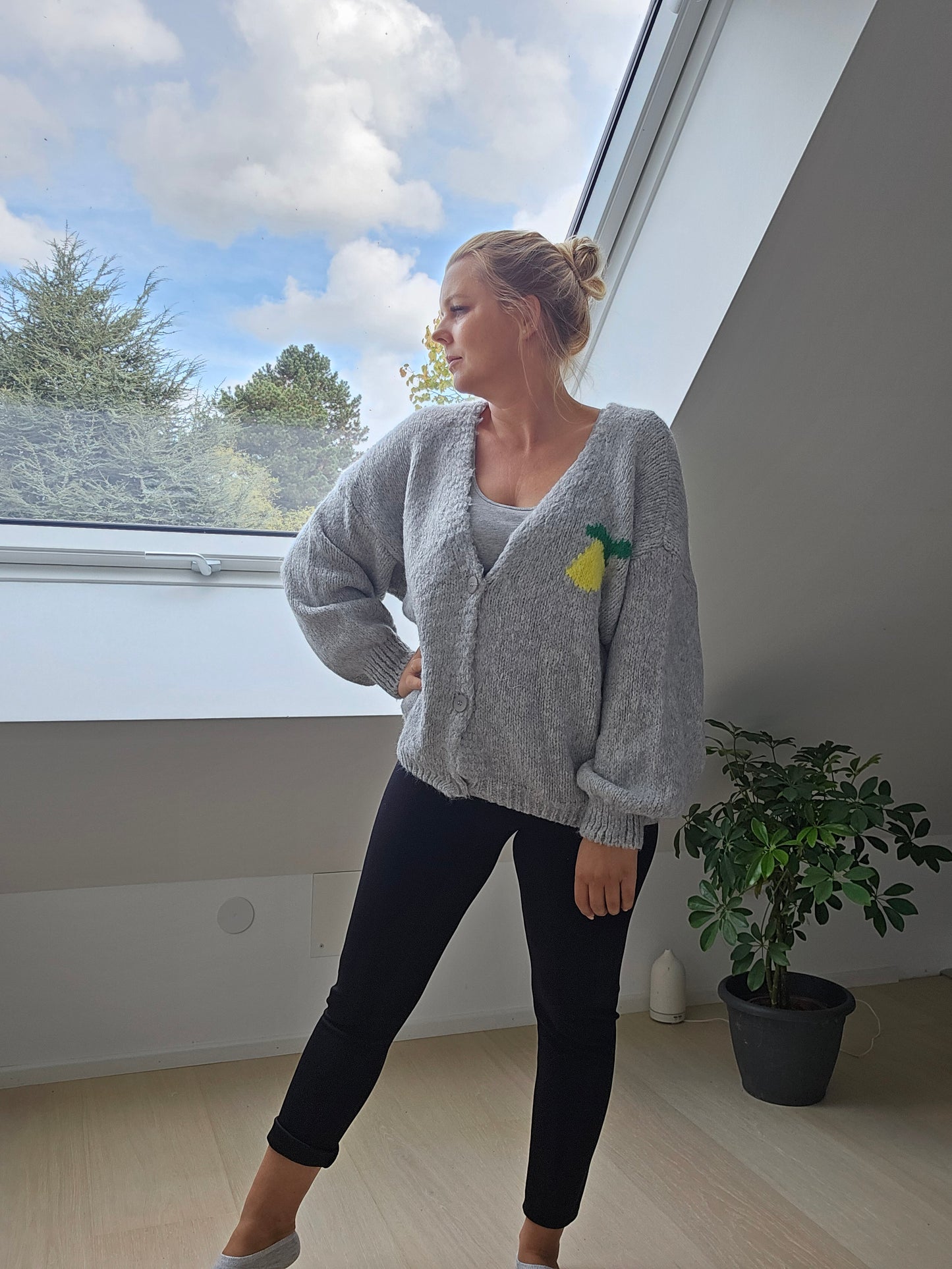Strickjacke mit Lemon / Grau