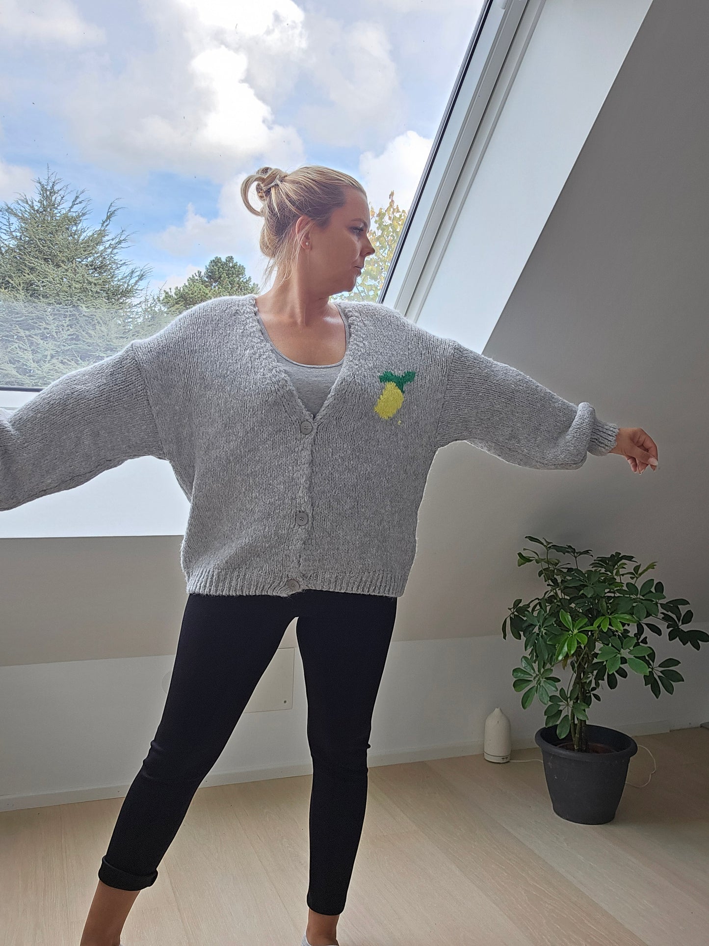 Strickjacke mit Lemon / Grau