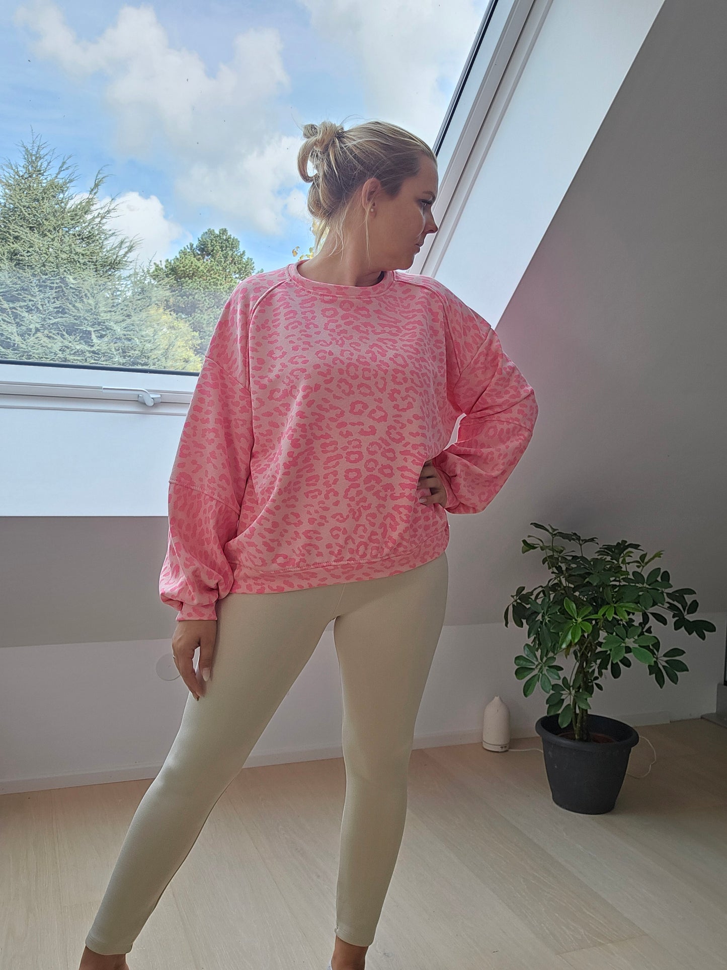 Pullover in Leo Optik / Rosa