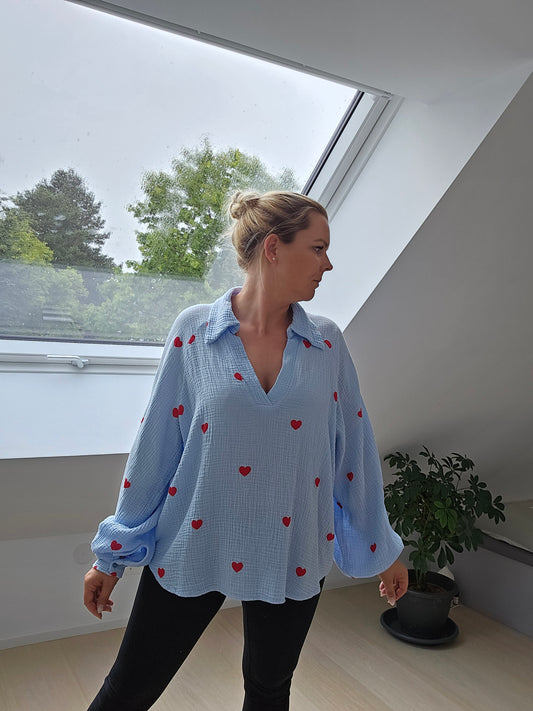 Kurze Oversize Musselinbluse mit Großen Herzen/ Blau