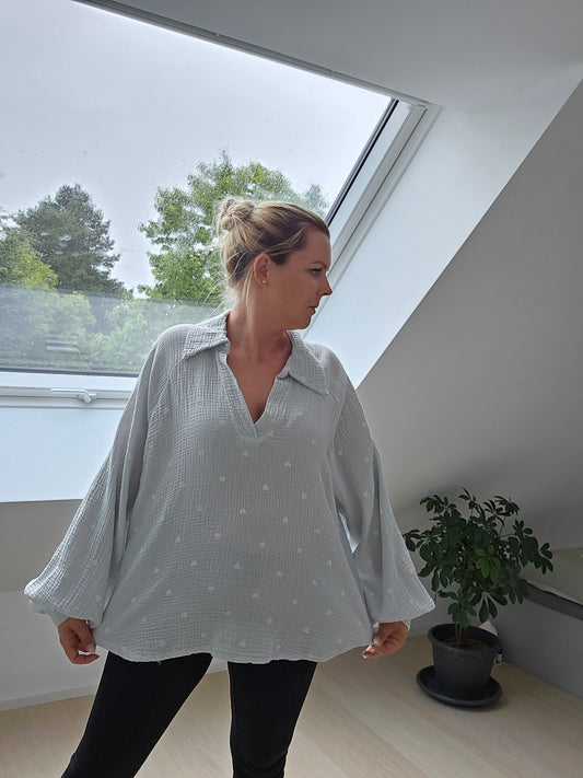 Kurze Oversize Musselin Bluse mit Herzen/ Grau