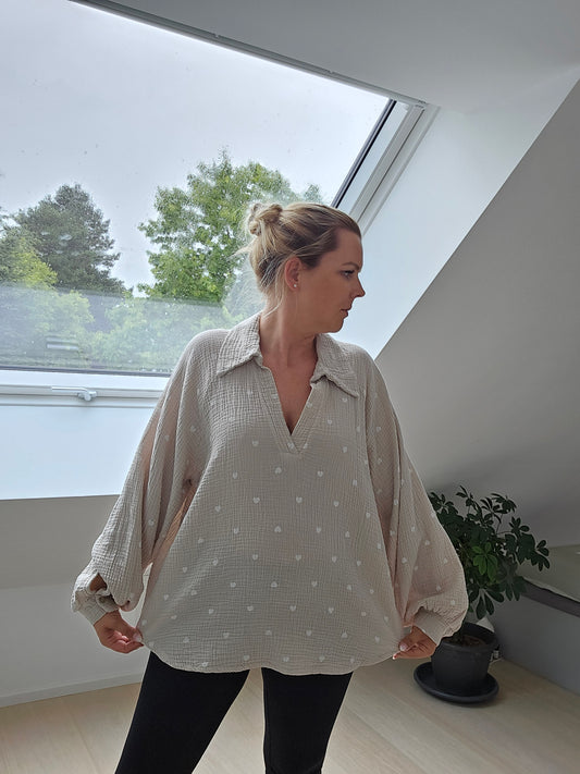 Kurze Oversize Musselin Bluse mit Herz / Beige
