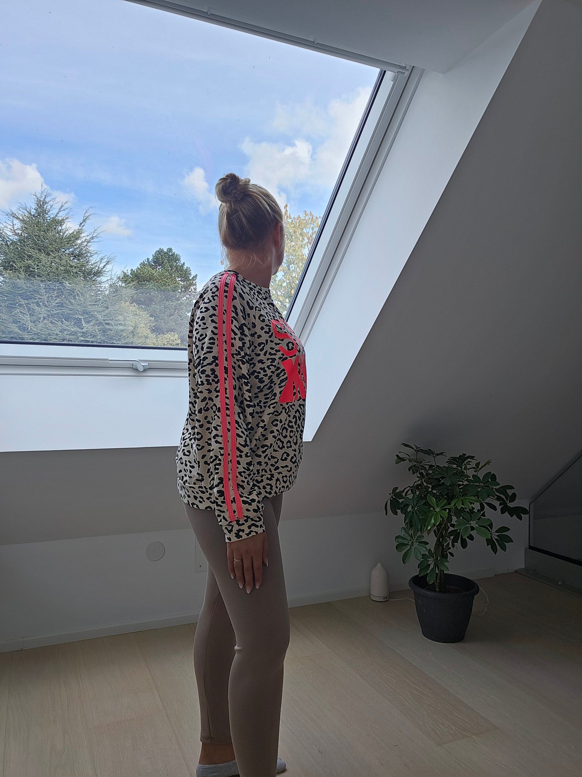 LeoPullover mit Schrift Beige Braun – malina fashion